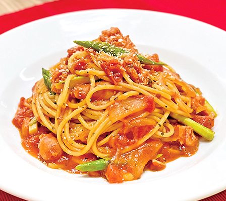 ウインナーとアスパラのバジルトマトパスタ