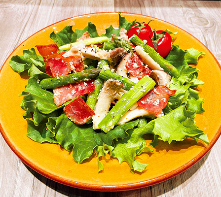 カリカリベーコンとアスパラのホットサラダ